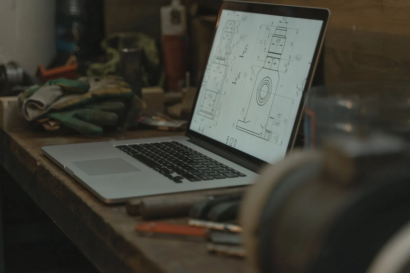 Disegno tecnico quotato su un portatile in un'officina