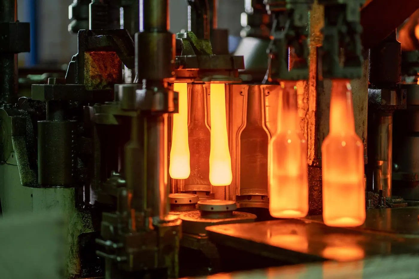 Garrafas incandescentes à saída da máquina de moldagem