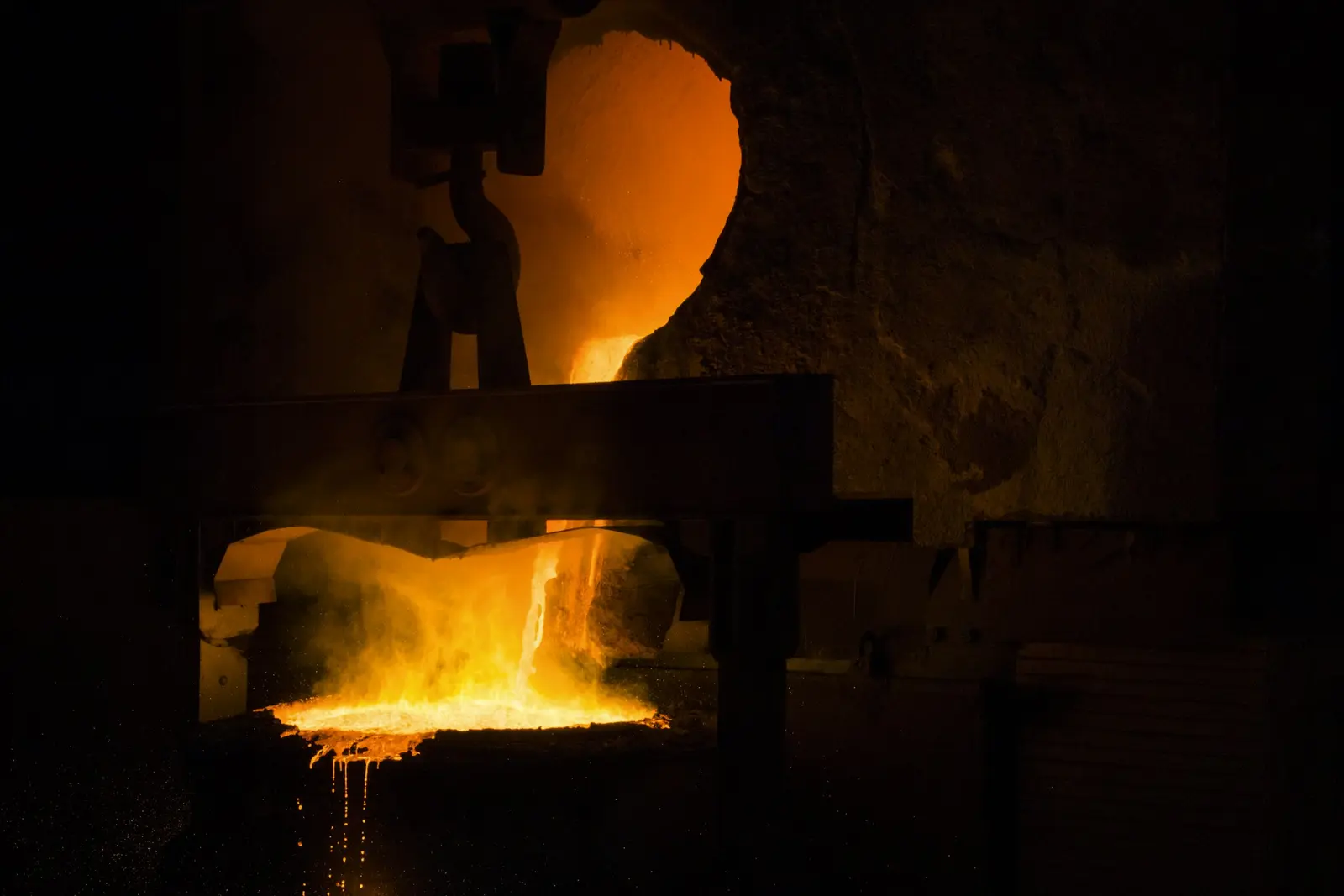 Vidro em fusão a escorrer de um forno