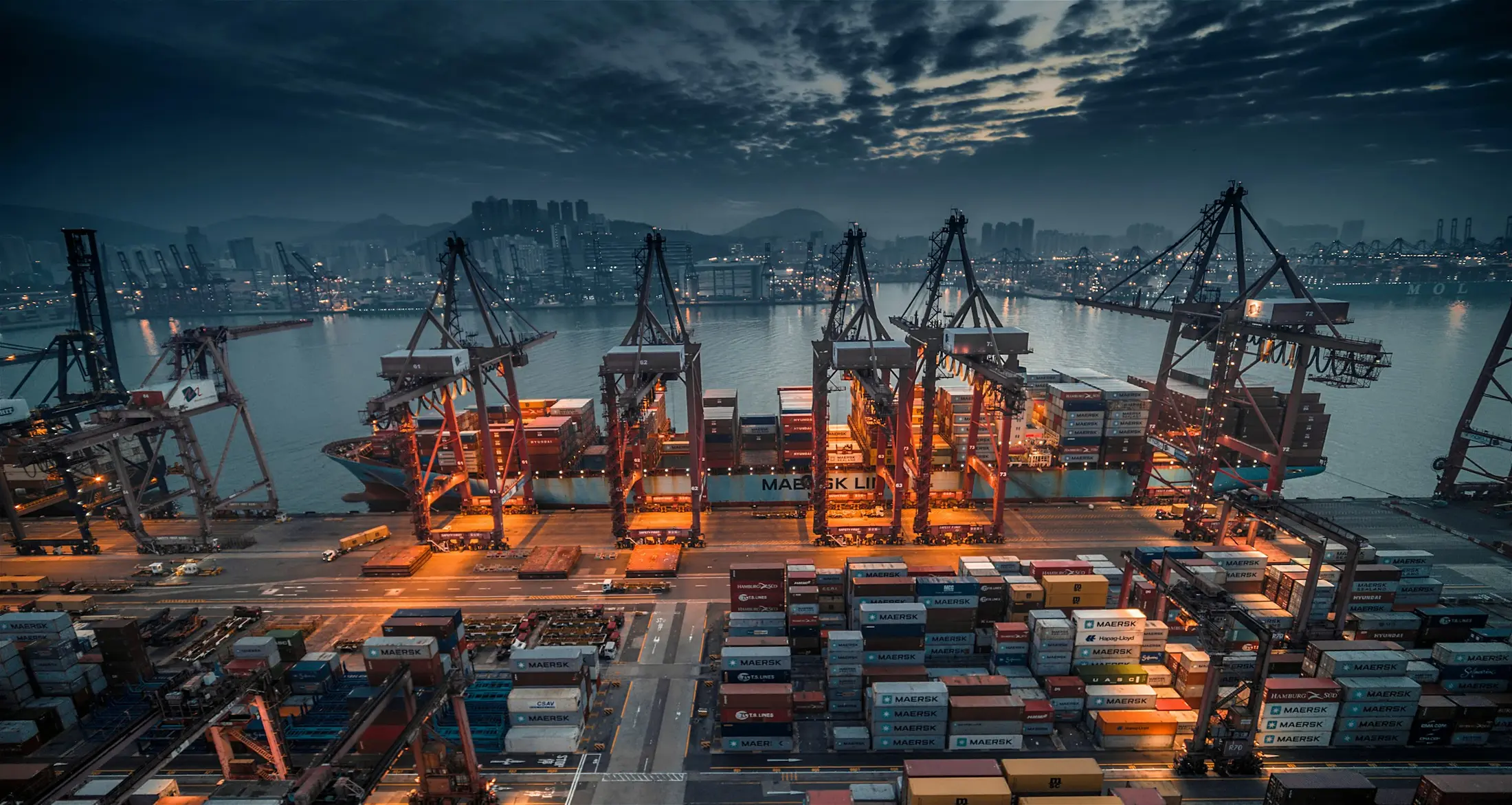 Porto comercial no Mediterrâneo